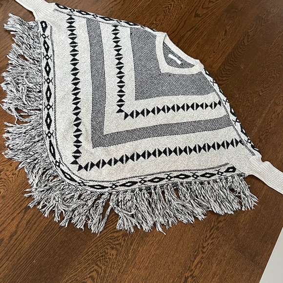 Wool Poncho with tassels size XS - Picture 3 of 6